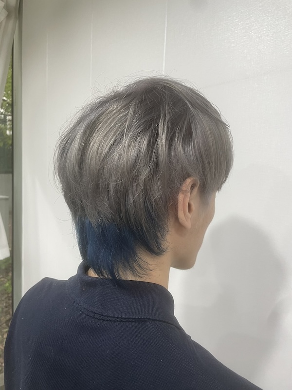 グレーと襟足ブルーいい感じのヘアスタイル